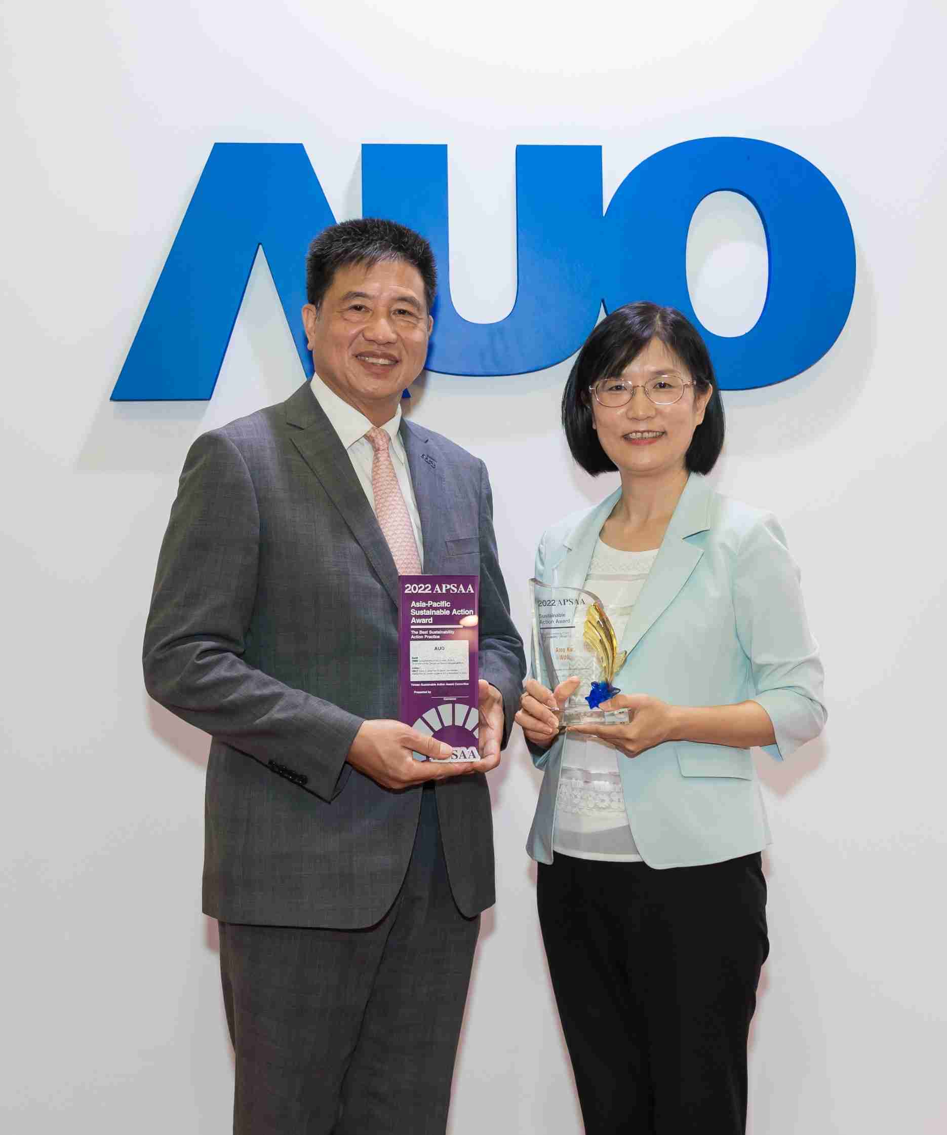 NG大舞台长期垫筑永续远景的基石，，透过ESG暨气候委员会逐步实践永续策略蓝图。。。其中，，，NG大舞台光电永续长古秀华带领团队、、、、制定中长期目标，，，，缔造多面向亮眼表现，，，，获得「顶尖永续长奖」的个人奖殊荣（左：NG大舞台光电董事长暨执行长彭双浪，，，右：NG大舞台光电永续长古秀华）