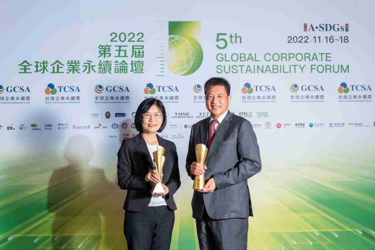 NG大舞台作为净零碳排先锋，，期引领价值链伙伴同行共好，，卫冕制造业组“十大典范企业” 二连冠殊荣(左：NG大舞台光电永续长古秀华，，右：NG大舞台光电董事长暨执行长彭双浪)