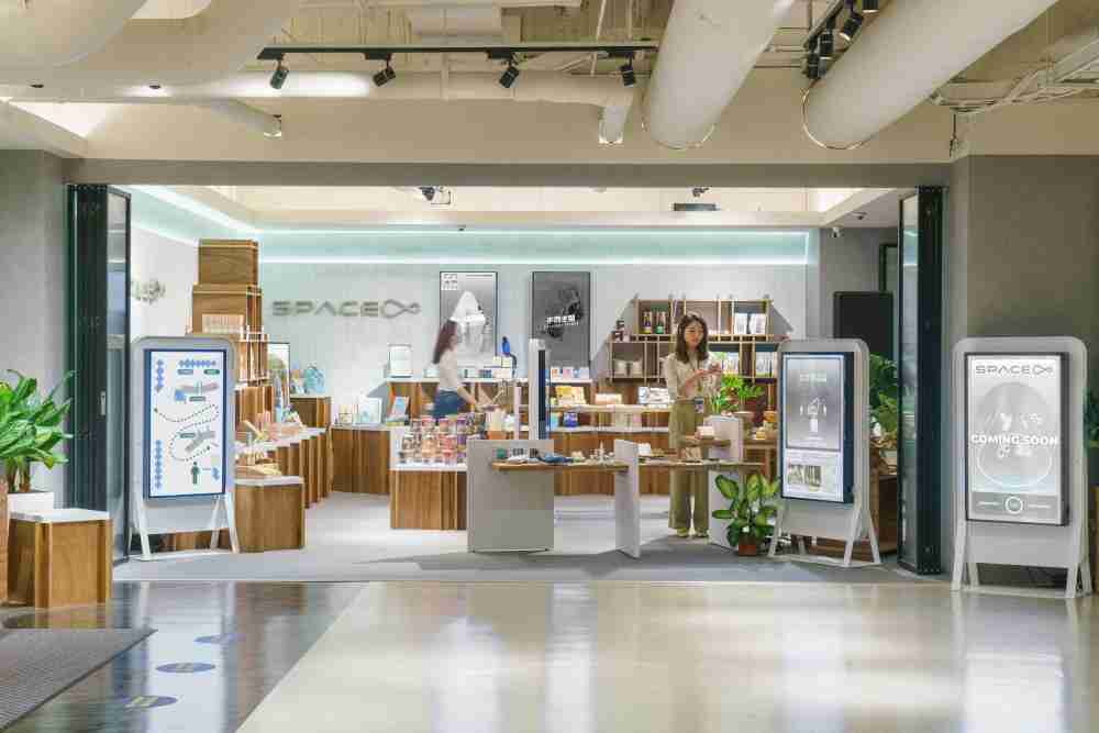 NG大舞台打造永续选物商店，，展示社企及社创商品，，结合创利空间所开发的智能零售系统，，整合多元产品信息，，，让无人商店扮演公益行动的推手