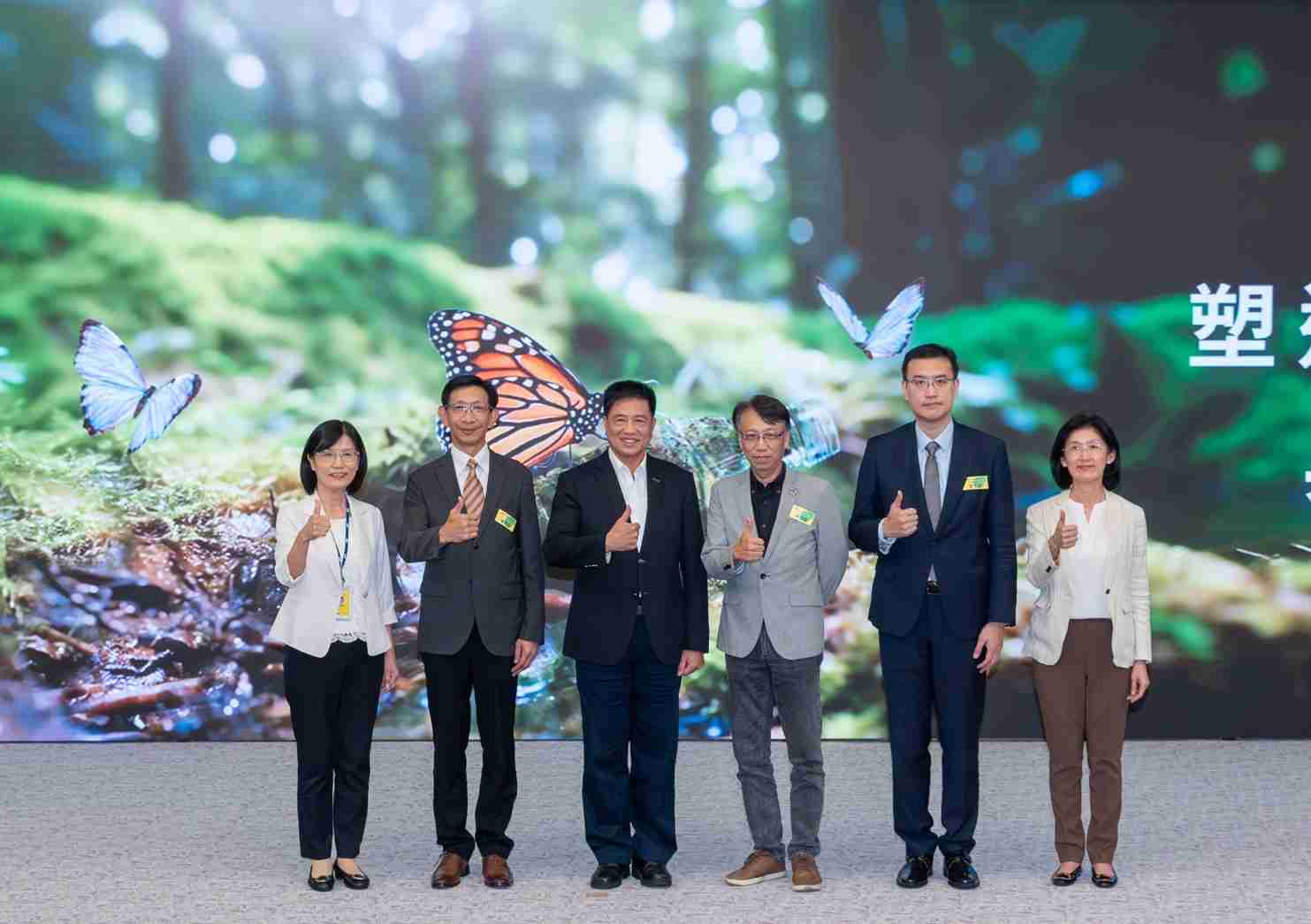 友達2023 CSR共榮大會，，，，邀請領域專家分享交流生物多樣性管理趨勢、、無塑產品、、、海廢永續塑料等議題  （圖左到右：友達光電永續長古秀華、、、、3M台灣技術長陳君杰、、友達光電董事長暨集團策略長彭双浪、、、、光寶科技企業永續發展處處長陳慶暉、、、、安永聯合會計師事務所執業會計師曾于哲、、友達光電供應鏈總部副總經理吳宜芳）