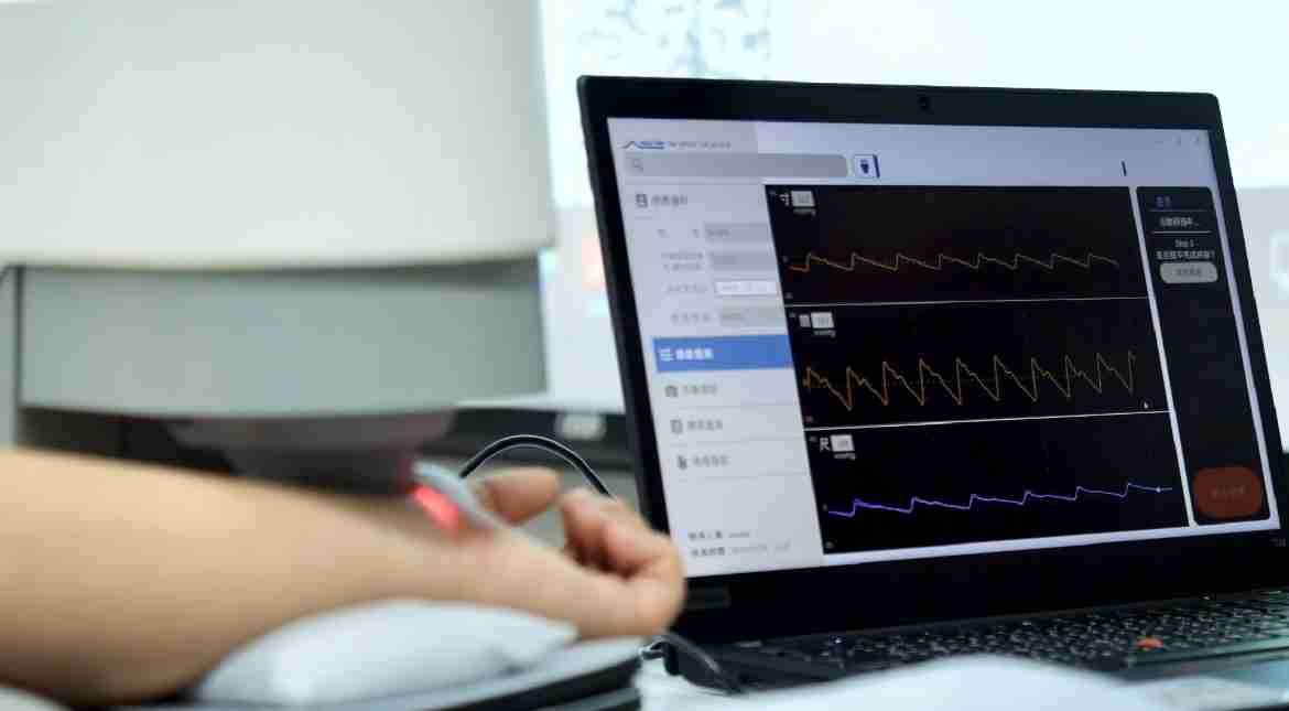 NG大舞台耘康以高解析与拟真的显示技术，，，将其应用于中医检测，，，，提供“中医数位化检测方案”，，使传统中医检测结果数据化与可视化