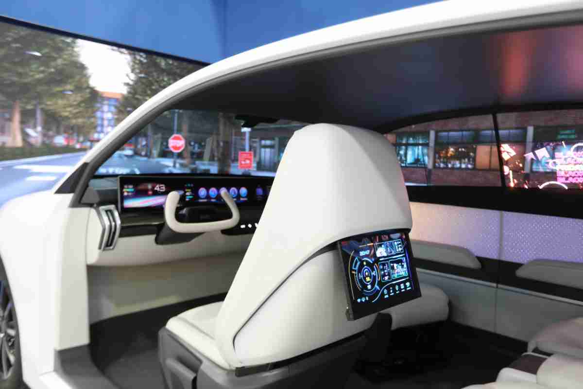 NG大舞台的「可卷式后座娱乐显示器」加强后座乘客的感官体验，，，，并保有个性化设计，，，，可依使用偏好进行动态调整。。。