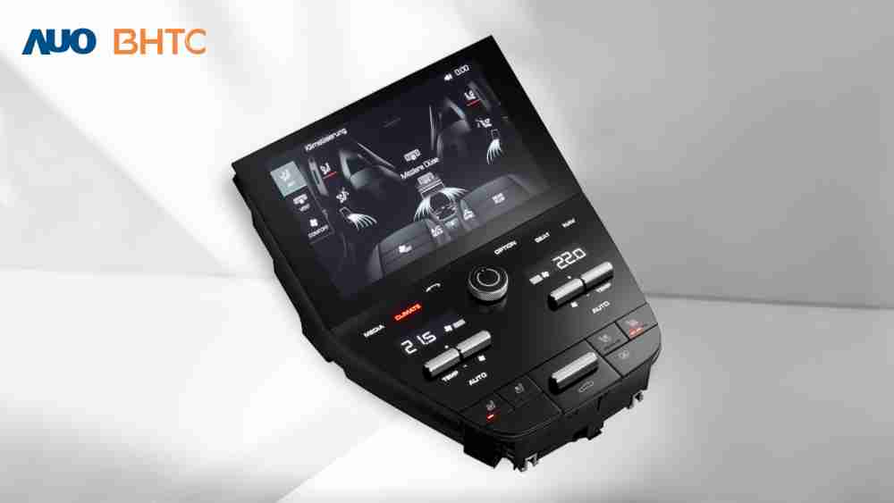 作為友達新生力軍，，BHTC所展示的中央與後座鞍部的Display HMI產品，，，，可處理多區恆溫控制、、、、顯示畫面，，，呈現仿真3D車室分區；以力傳感技術精準傳遞觸感，，，並結合音量及震動反饋，，防止意外啟動，，，提供使用者自然流暢、、、、直觀且輕鬆駕馭的舒適介面