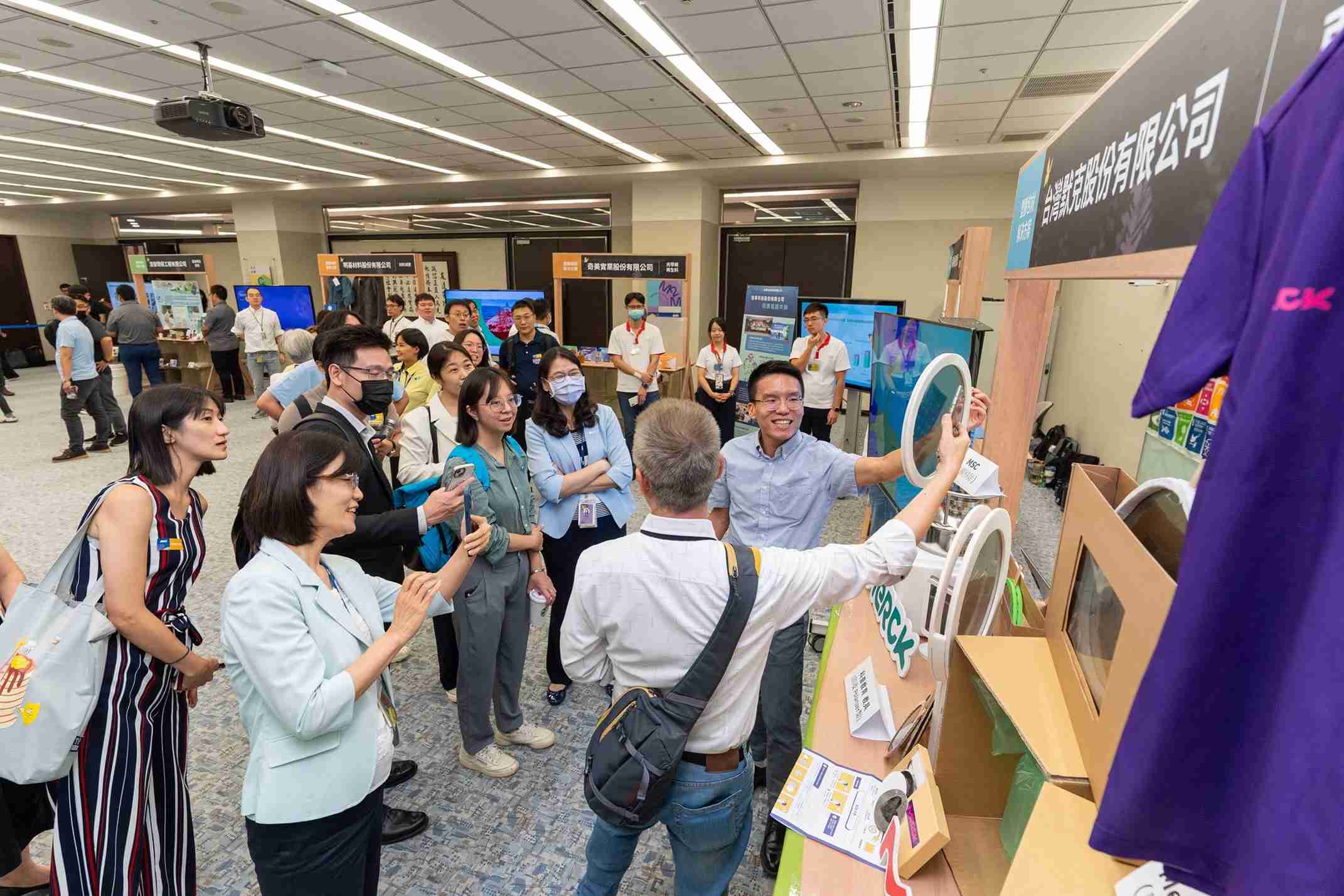 NG大舞台连手产业伙伴策划首届生态圈联展，，展示如何将废塑料循环再利用，，创新解决方案包括：塑料包材再生与循环使用、、、再生塑料研发及应用、、、废塑料回收再生技术、、、、减塑生活提案等