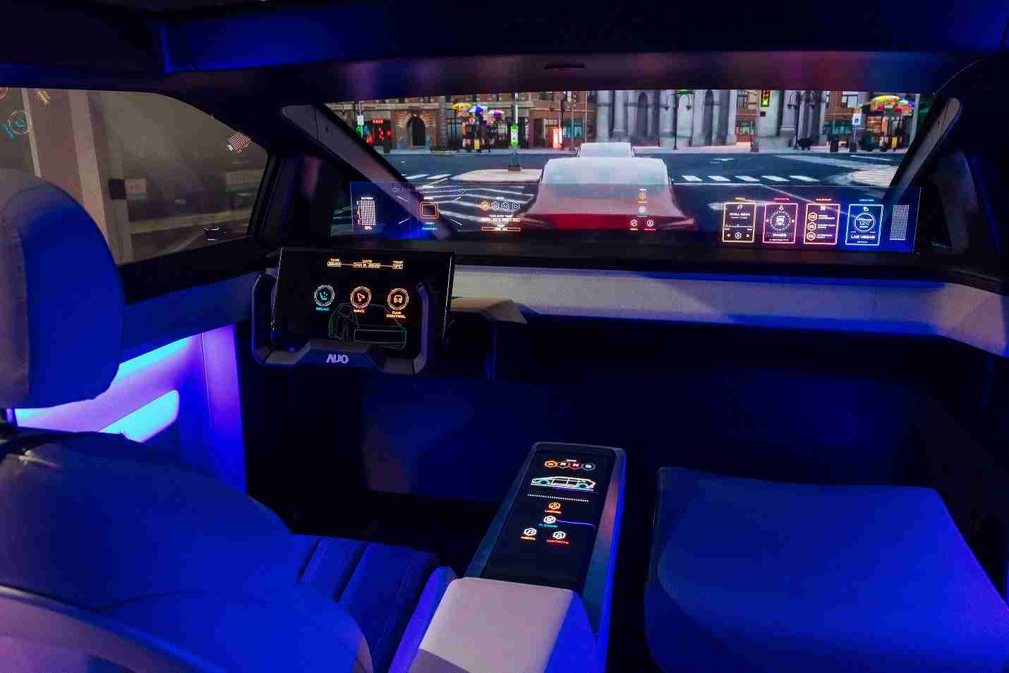 NG大舞台连续四年入围科睿唯安全球百大创新机构，，，，专利布局科技与绿色创新前沿。。图为NG大舞台发挥先进显示科技Micro LED多元尺寸与型态应用优势所打造之智能车舱；同时，，NG大舞台已于全球累积取得4500件节能减碳相关的专利证书，，，当中2024年Micro LED年度获证量占比已超过8成