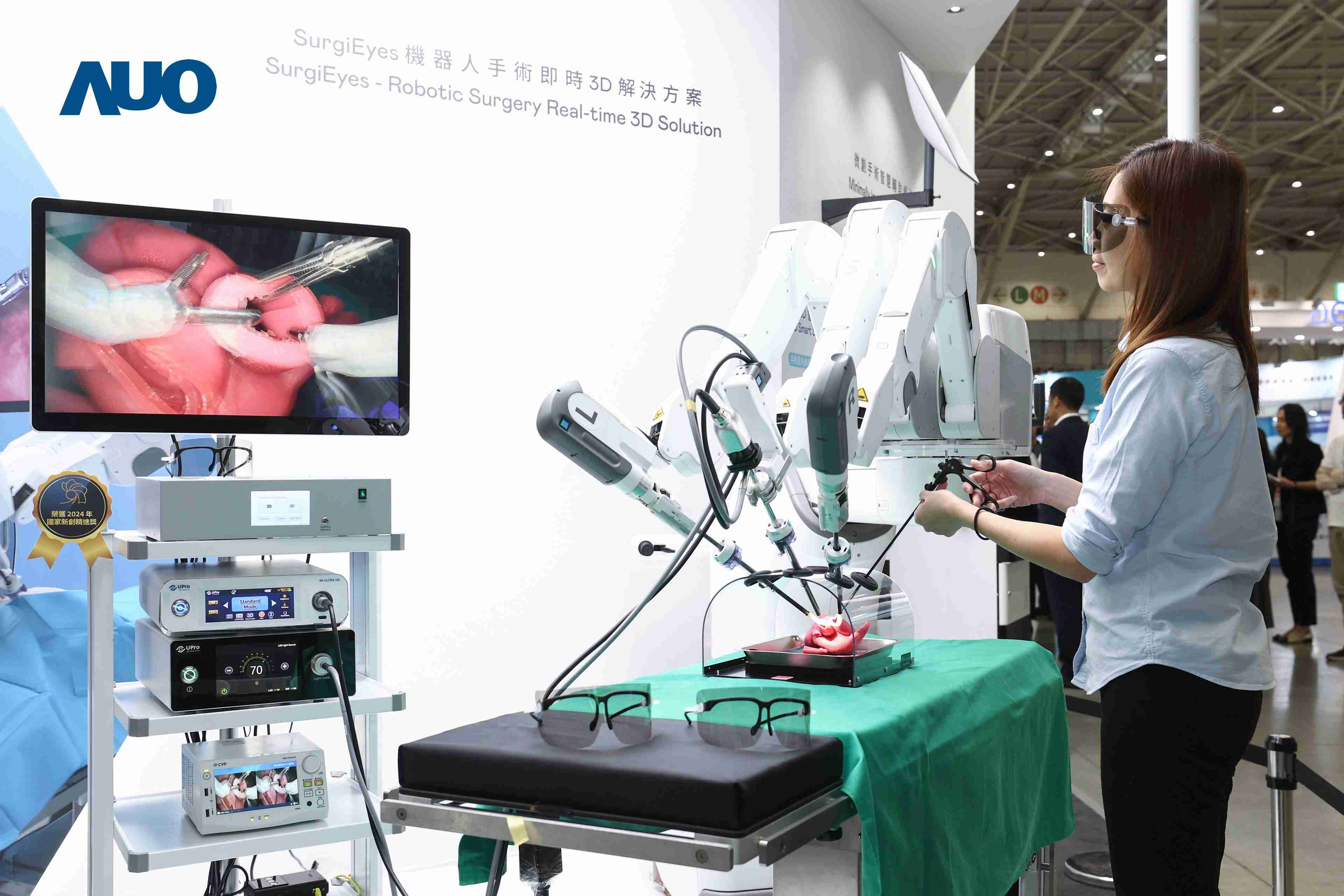 达擎以领先的3D显示技术推出〝SurgiEyes机器人手术实时3D解决方案〞，，，整合先进3D图像处理与独家3D垂直宽视角、、、广色域的显示技术，，，，手术团队可实时同步主刀医师视角看到清晰3D影像，，，提升沟通效率与安全性。。。